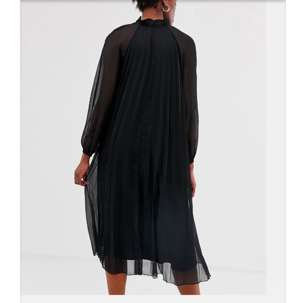 ASOS DESIGN pleated trapeze midi dress with long sleeves - Picture 7 of 8